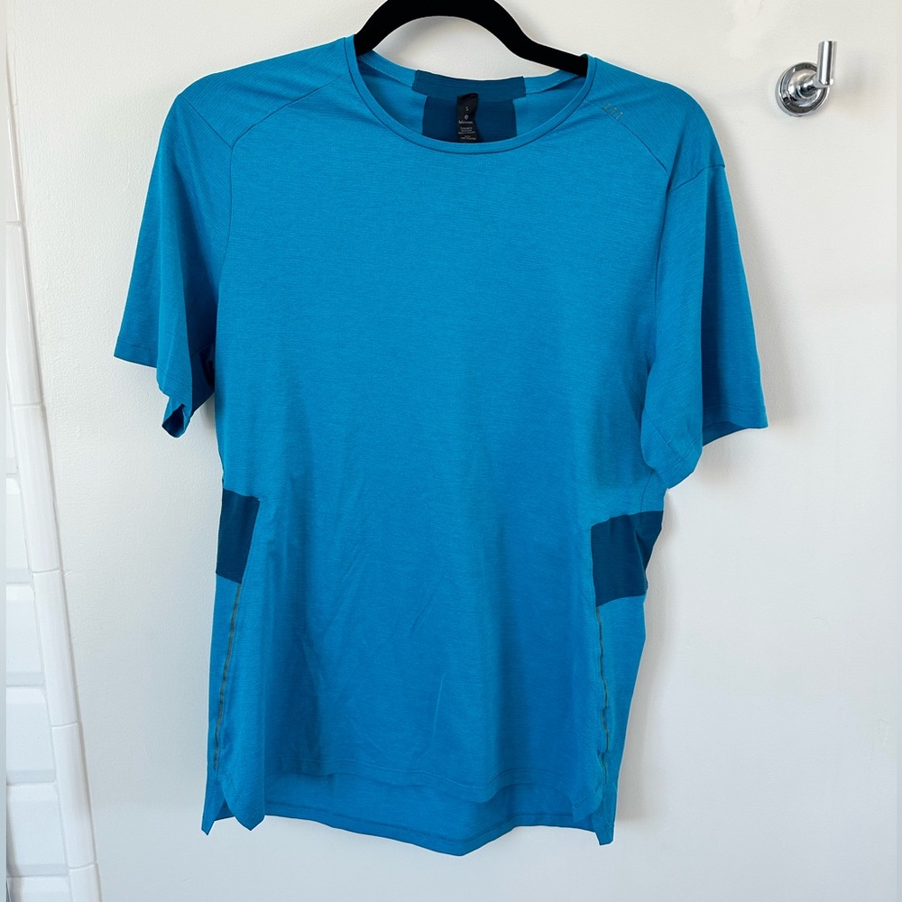 Men’s Lululemon athletic shirt. Size small. Gently used in great condition.